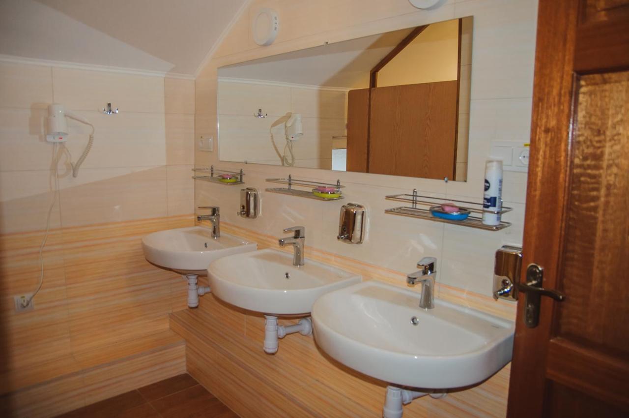 Hostel Stozhary Ternopil Exteriör bild