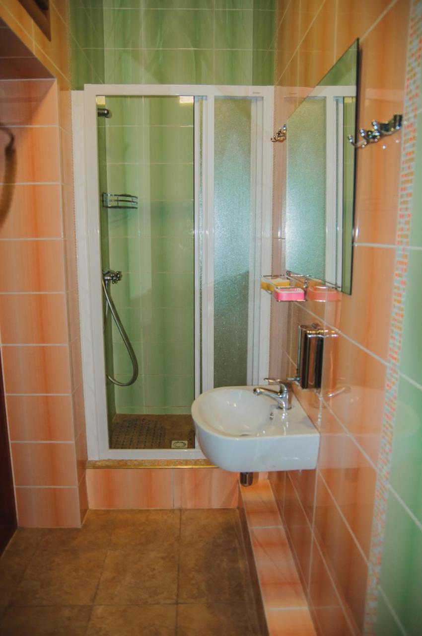 Hostel Stozhary Ternopil Exteriör bild